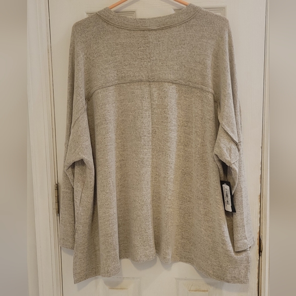 Easel NWT Reverse Stitch Top Small - Picture 4 of 11